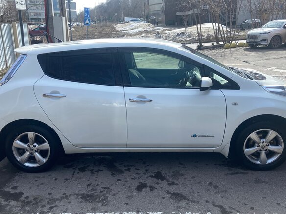 2013 Nissan Leaf (EM57) I (ZE0/AZE0), белый, 1250000 рублей - вид 2