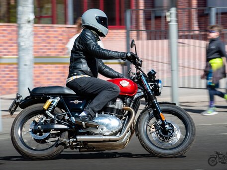2024 Royal Enfield Interceptor 650, красный, 650000 рублей, вид 1