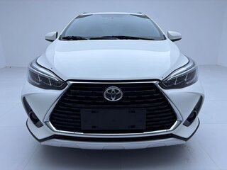 2023 Toyota Yaris L X XP150 Рестайлинг, белый, 960000 рублей, вид 2