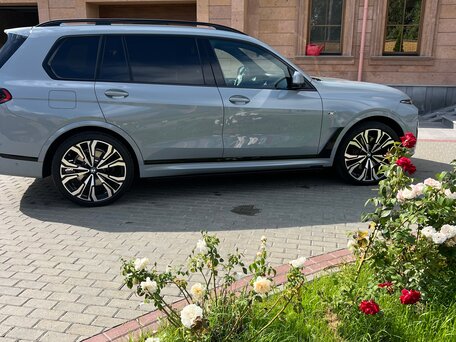 2024 BMW X7 40i I (G07) Рестайлинг, серебристый, 13790000 рублей, вид 3