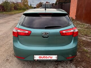 2013 Kia Rio 4-speed III, зелёный, 900000 рублей, вид 4