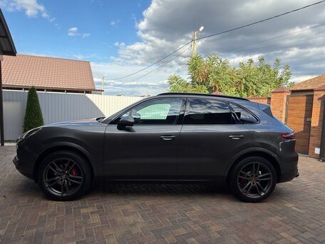 2020 Porsche Cayenne III, серый, 4990000 рублей, вид 4