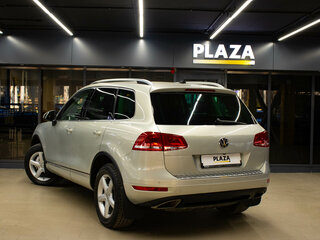 2014 Volkswagen Touareg II, серебристый, 2189000 рублей, вид 3
