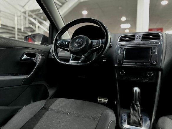 2019 Volkswagen Polo V Рестайлинг, белый, 610000 рублей - вид 5