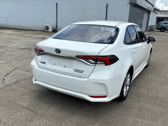 2023 Toyota Corolla Sporty XII (E210) Рестайлинг, белый, 1750000 рублей - вид 5