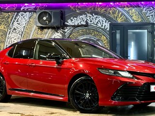 2021 Toyota Camry VIII (XV70) Рестайлинг, красный, 3185000 рублей, вид 2