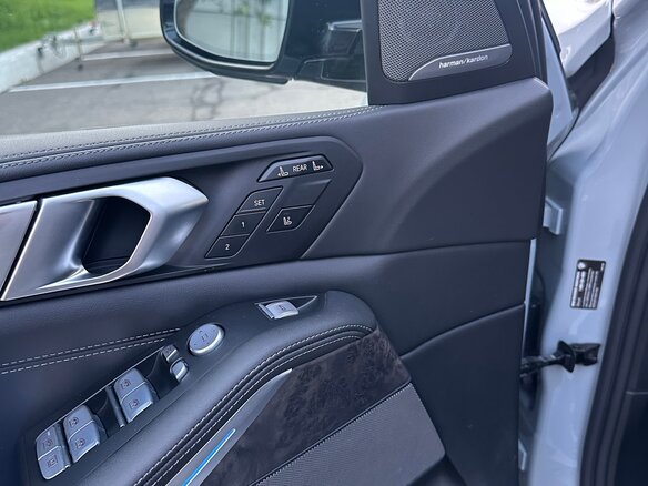 2022 BMW X7 40i I (G07) Рестайлинг, серый - вид 10