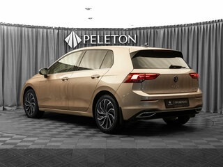 2021 Volkswagen Golf VIII, золотистый, 2530000 рублей, вид 4