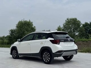 2023 Toyota Yaris IV, белый, 1000111 рублей, вид 4
