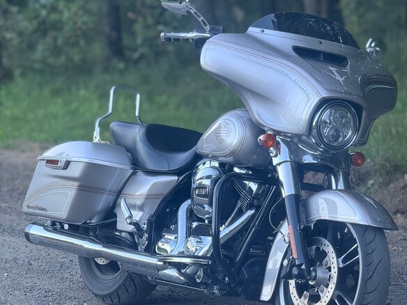 2014 Harley-Davidson Street Glide, серебристый, 1000000 рублей