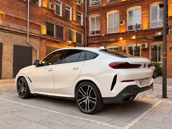 2019 BMW X6 30d III (G06), белый, 8000000 рублей - вид 4