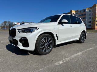 2021 BMW X5 45e IV (G05/G18), белый, 5499000 рублей, вид 3