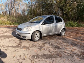 2004 Toyota Yaris I Рестайлинг, серебристый, 340000 рублей, вид 4
