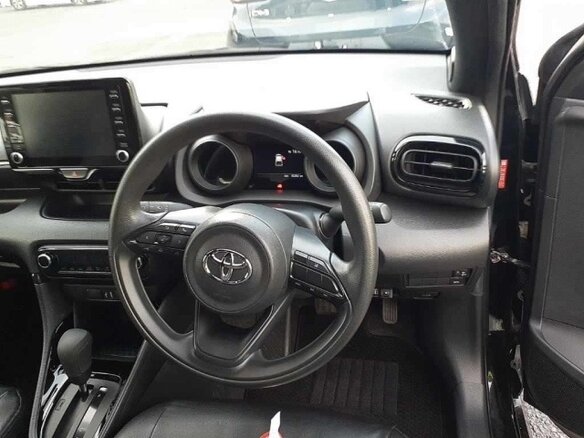 2022 Toyota Yaris IV, чёрный, 860020 рублей - вид 3
