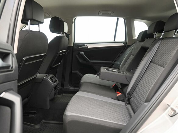 2018 Volkswagen Tiguan II, серебристый, 2035000 рублей - вид 9