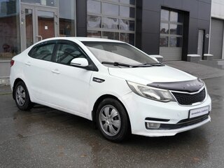 2017 Kia Rio III Рестайлинг, белый, 565000 рублей, вид 3