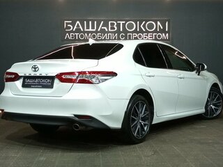 2021 Toyota Camry VIII (XV70) Рестайлинг, белый, 3049000 рублей, вид 4