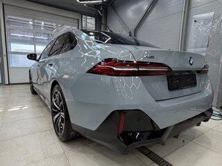 2025 BMW 5 серии 530i xDrive VIII (G60/G61/G68), серый, 7500000 рублей, вид 3