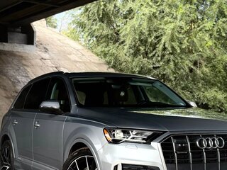 2022 Audi Q7 45 TFSI II (4M) Рестайлинг, серебристый, 5800000 рублей, вид 1