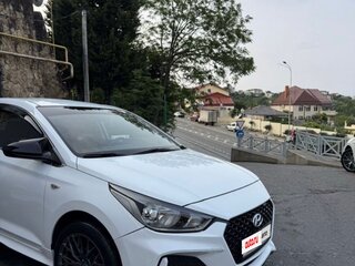 2018 Hyundai Solaris II, белый, 950000 рублей, вид 2