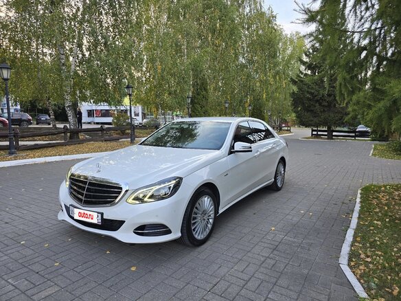 2013 Mercedes-Benz E-Класс 200 IV (W212, S212, C207) Рестайлинг, белый, 1970000 рублей - вид 1