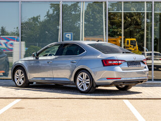 2017 Skoda Superb III, серый, 1595000 рублей, вид 4