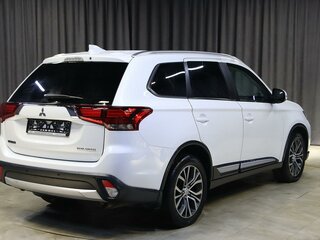 2018 Mitsubishi Outlander III Рестайлинг 2, белый, 1699000 рублей, вид 2