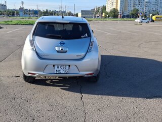2015 Nissan Leaf (EM57) I (ZE0/AZE0), серебристый, 1200000 рублей, вид 4