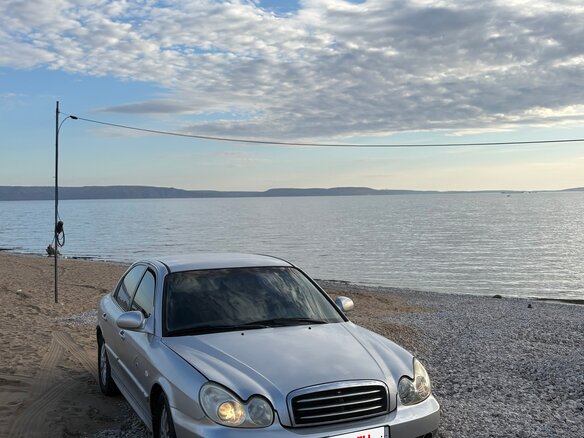 2004 Hyundai Sonata ТагАЗ IV (EF) Рестайлинг, серебристый, 450000 рублей - вид 4