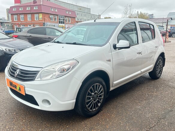 2013 Renault Sandero I, белый, 580000 рублей - вид 1