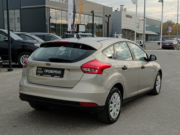 2017 Ford Focus III Рестайлинг, бежевый, 990000 рублей - вид 4
