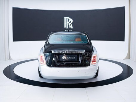2023 Rolls-Royce Phantom Extended VIII Рестайлинг (Series II), серебристый, 50000000 рублей, вид 4