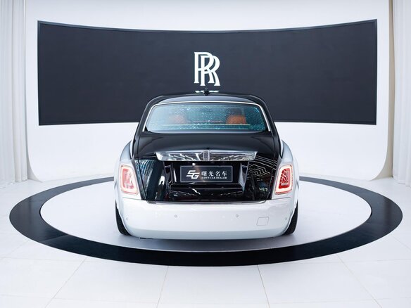 2023 Rolls-Royce Phantom Extended VIII Рестайлинг (Series II), серебристый, 50000000 рублей - вид 3