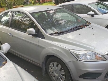 2010 Ford Focus II Рестайлинг, серебристый, 750000 рублей, вид 2