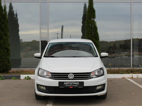 2017 Volkswagen Polo V Рестайлинг, белый, 1010000 рублей, вид 2