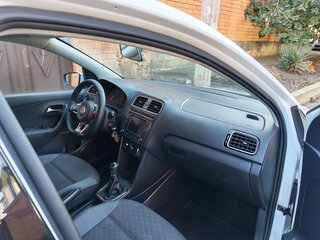 2018 Volkswagen Polo V Рестайлинг, белый, 985000 рублей, вид 4