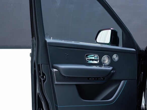 2026 Rolls-Royce Cullinan Black Badge I Рестайлинг (Series II), чёрный, 50000000 рублей - вид 17