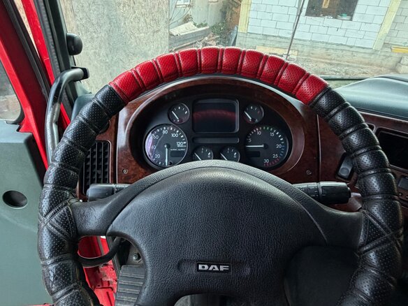 2004 DAF XF, красный, 1400000 рублей - вид 3