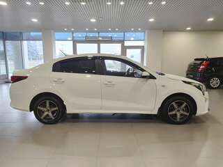 2021 Kia Rio IV Рестайлинг, белый, 1365000 рублей, вид 4
