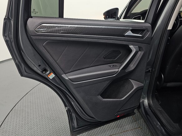 2020 Volkswagen Tiguan II, серебристый, 2450000 рублей - вид 25