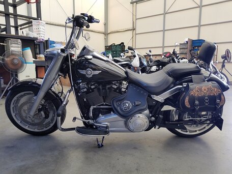 2019 Harley-Davidson Fat Boy, чёрный, 1397000 рублей, вид 2