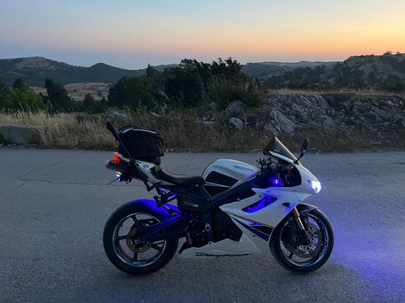 2010 Triumph Daytona 675, белый, 515000 рублей, вид 3