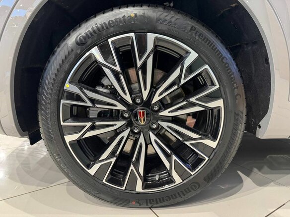 2025 Hongqi HS5 I Рестайлинг, серый, 3999000 рублей - вид 4