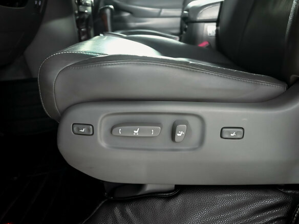 2008 Lexus LX 570 III, серебристый, 3000000 рублей - вид 12