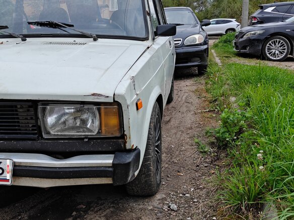 1999 Lada (ВАЗ) 2105, белый, 75000 рублей - вид 4