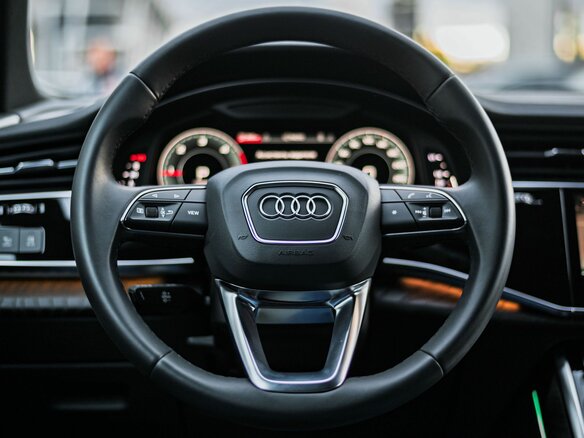 2022 Audi Q8 45 TDI I (4M), чёрный, 6750000 рублей - вид 6