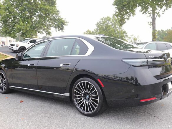 2026 BMW 7 серии 740 xDrive VII (G70) Рестайлинг, чёрный, 15973868 рублей - вид 3