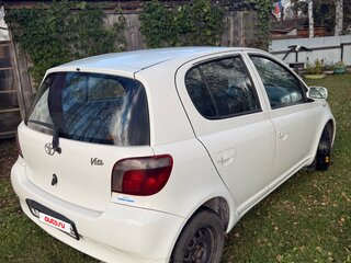 2001 Toyota Vitz I (P10), белый, 350000 рублей, вид 5