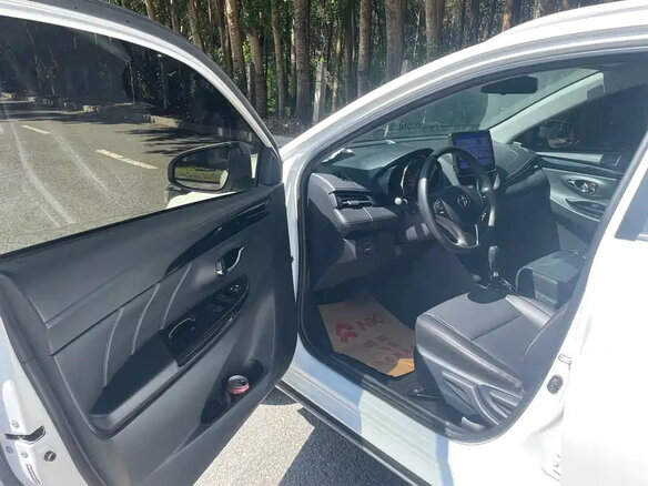 2022 Toyota Yaris L XP150 Рестайлинг, белый, 967010 рублей - вид 6
