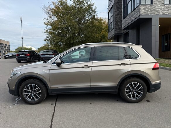 2021 Volkswagen Tiguan II Рестайлинг, коричневый, 2990000 рублей - вид 7